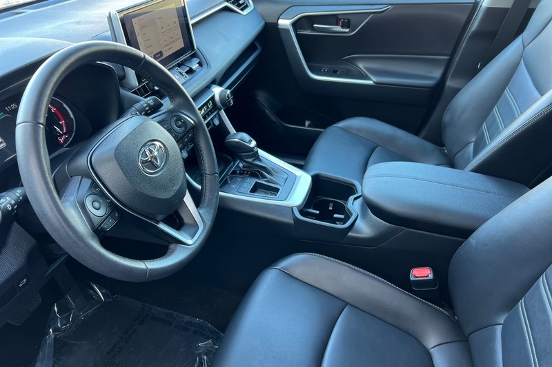 Toyota RAV4 Vehicle Full-screen Gallery Image 10