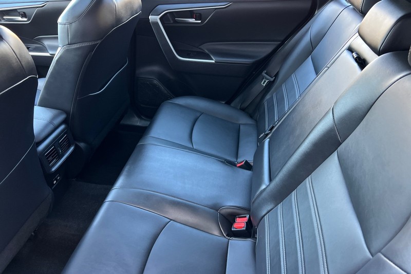 Toyota RAV4 Vehicle Full-screen Gallery Image 12