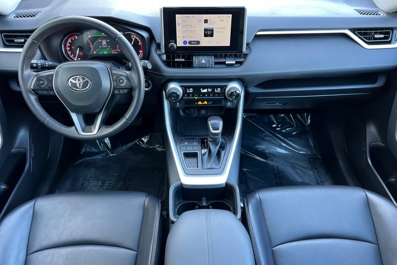 Toyota RAV4 Vehicle Full-screen Gallery Image 13
