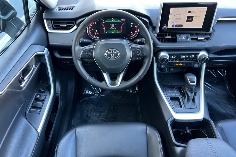 Toyota RAV4 Vehicle Full-screen Gallery Image 14