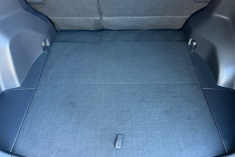 Toyota RAV4 Vehicle Full-screen Gallery Image 15