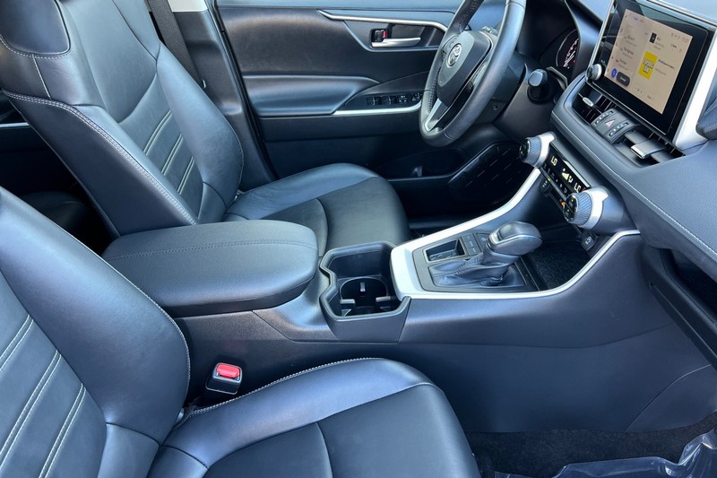 Toyota RAV4 Vehicle Full-screen Gallery Image 16