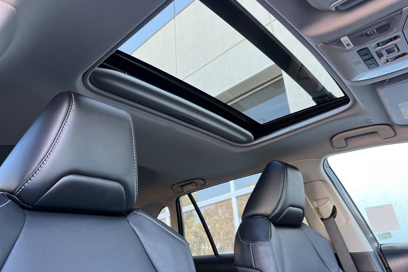 Toyota RAV4 Vehicle Full-screen Gallery Image 17