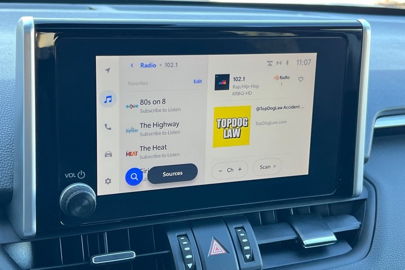 Toyota RAV4 Vehicle Full-screen Gallery Image 18