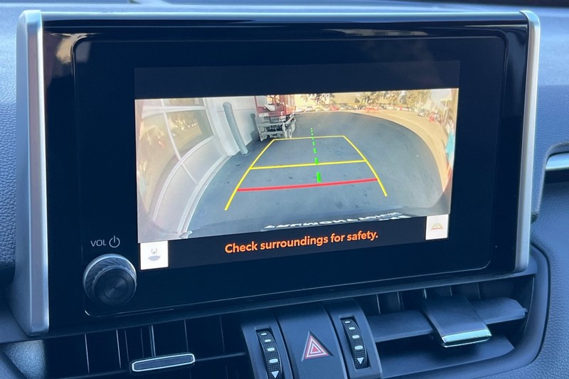 Toyota RAV4 Vehicle Full-screen Gallery Image 19