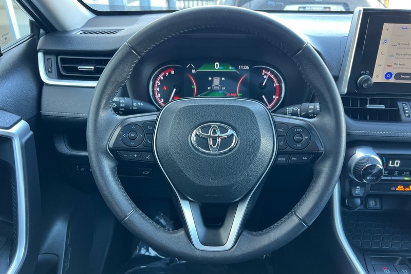 Toyota RAV4 Vehicle Full-screen Gallery Image 23