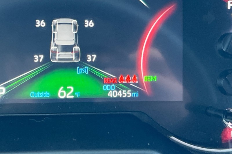 Toyota RAV4 Vehicle Full-screen Gallery Image 25