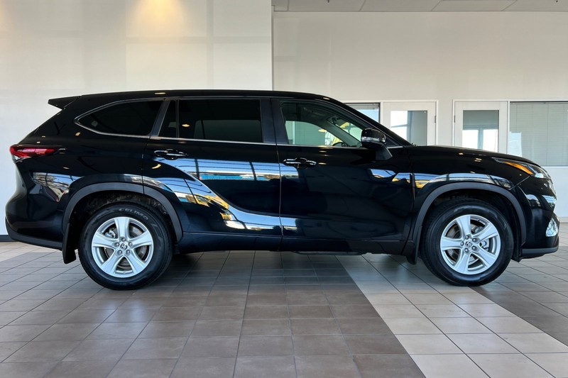 Toyota Highlander Vehicle Full-screen Gallery Image 03