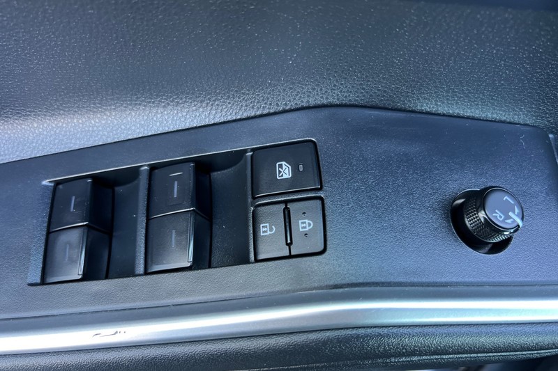 Toyota Highlander Vehicle Full-screen Gallery Image 11