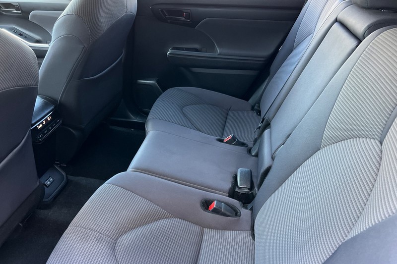 Toyota Highlander Vehicle Full-screen Gallery Image 12