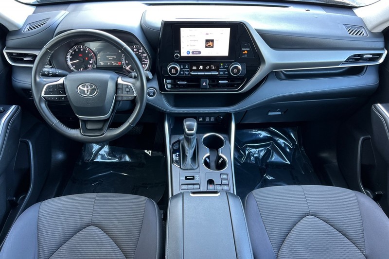 Toyota Highlander Vehicle Full-screen Gallery Image 13