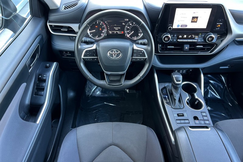 Toyota Highlander Vehicle Full-screen Gallery Image 14