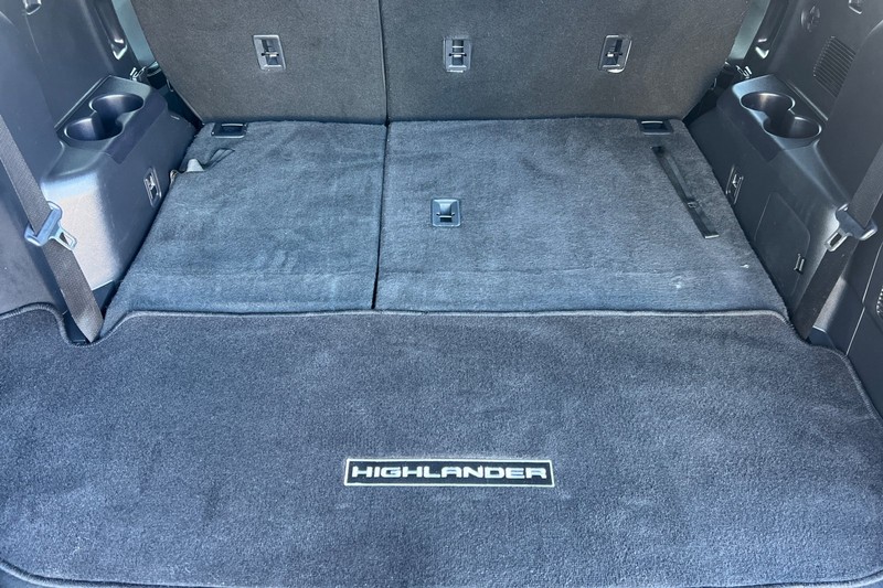 Toyota Highlander Vehicle Full-screen Gallery Image 16