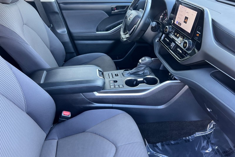 Toyota Highlander Vehicle Full-screen Gallery Image 17