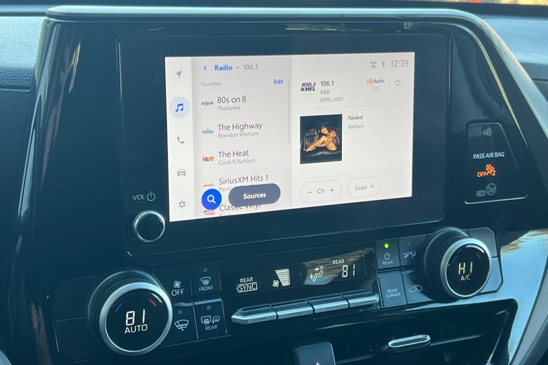 Toyota Highlander Vehicle Full-screen Gallery Image 19