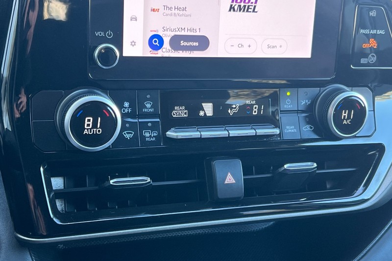 Toyota Highlander Vehicle Full-screen Gallery Image 21