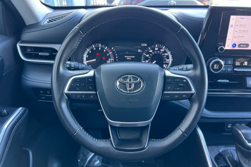 Toyota Highlander Vehicle Full-screen Gallery Image 24