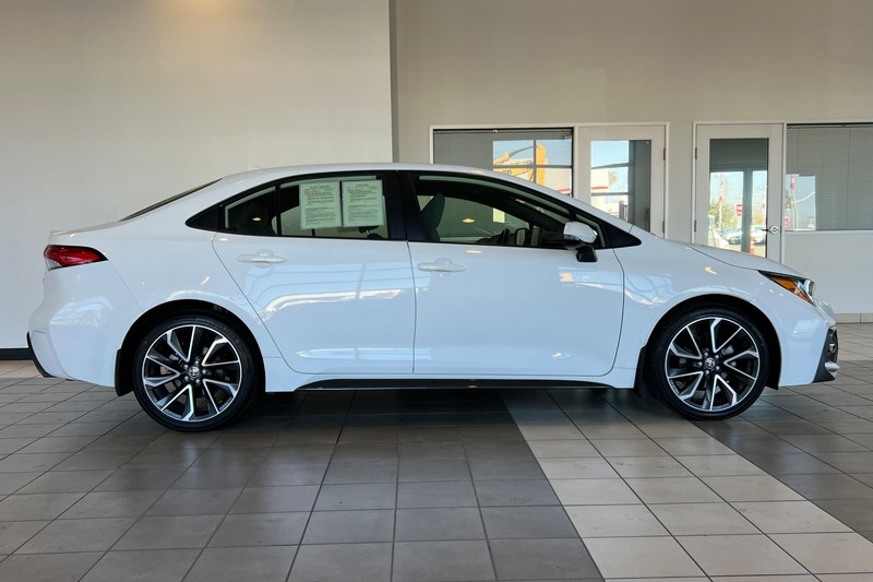 Toyota Corolla Vehicle Full-screen Gallery Image 03