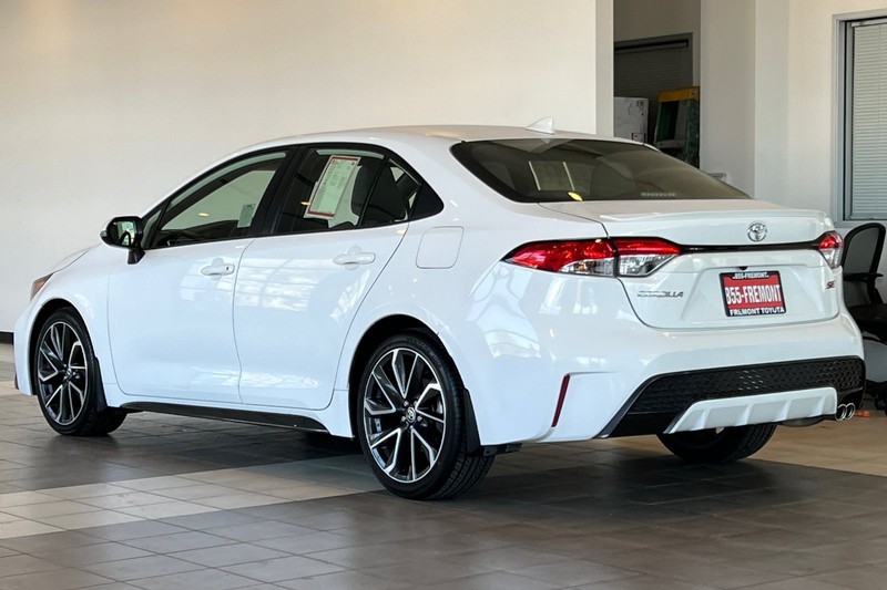 Toyota Corolla Vehicle Full-screen Gallery Image 06