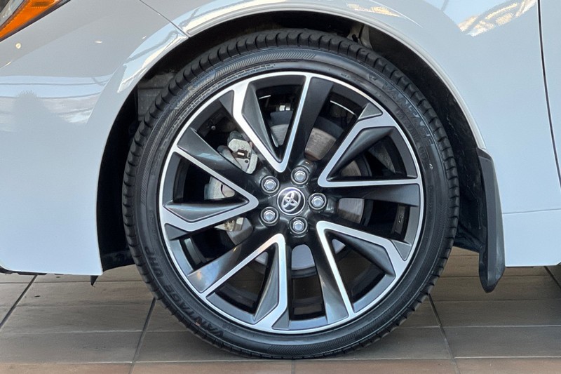 Toyota Corolla Vehicle Full-screen Gallery Image 24