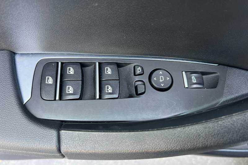 BMW X3 Vehicle Full-screen Gallery Image 11