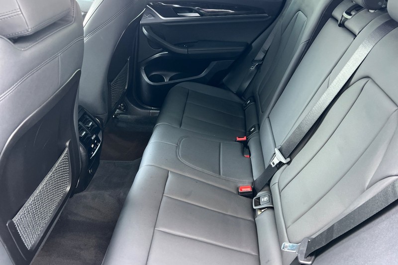 BMW X3 Vehicle Full-screen Gallery Image 12