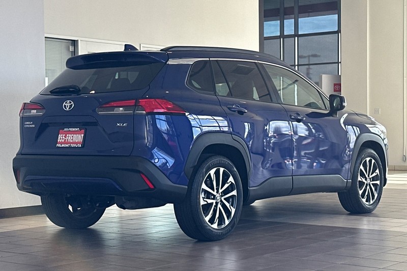 Toyota Corolla Cross Vehicle Full-screen Gallery Image 04