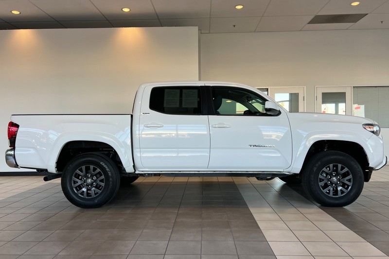 Toyota Tacoma 4WD Vehicle Full-screen Gallery Image 03