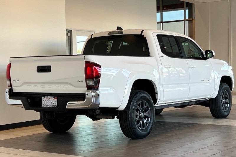 Toyota Tacoma 4WD Vehicle Full-screen Gallery Image 04