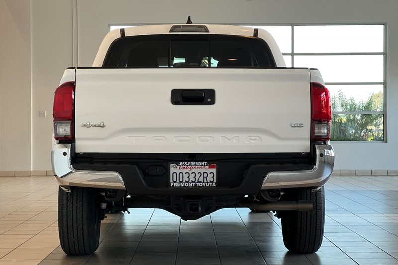 Toyota Tacoma 4WD Vehicle Full-screen Gallery Image 05