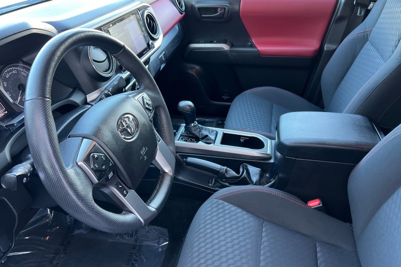 Toyota Tacoma 4WD Vehicle Full-screen Gallery Image 10