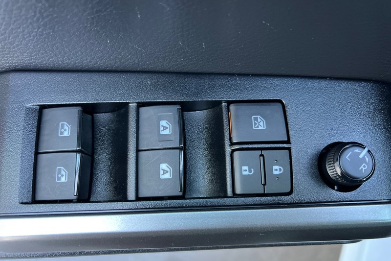 Toyota Tacoma 4WD Vehicle Full-screen Gallery Image 11