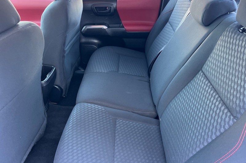 Toyota Tacoma 4WD Vehicle Full-screen Gallery Image 12