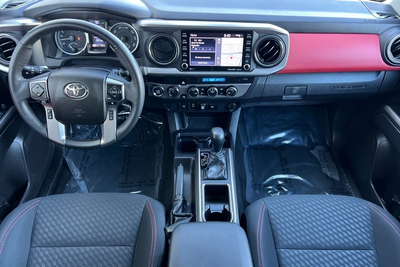 Toyota Tacoma 4WD Vehicle Full-screen Gallery Image 13