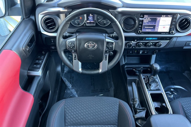 Toyota Tacoma 4WD Vehicle Full-screen Gallery Image 14