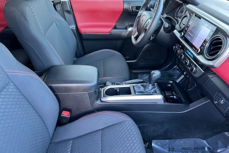 Toyota Tacoma 4WD Vehicle Full-screen Gallery Image 15