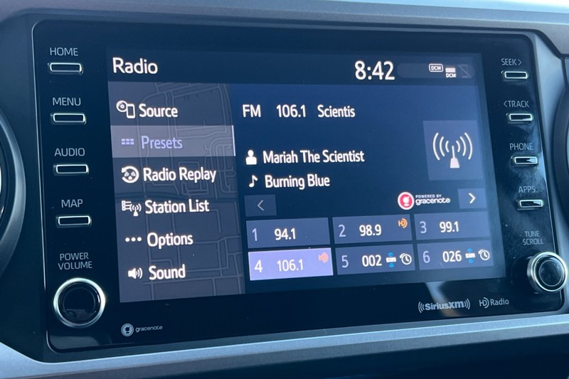 Toyota Tacoma 4WD Vehicle Full-screen Gallery Image 17