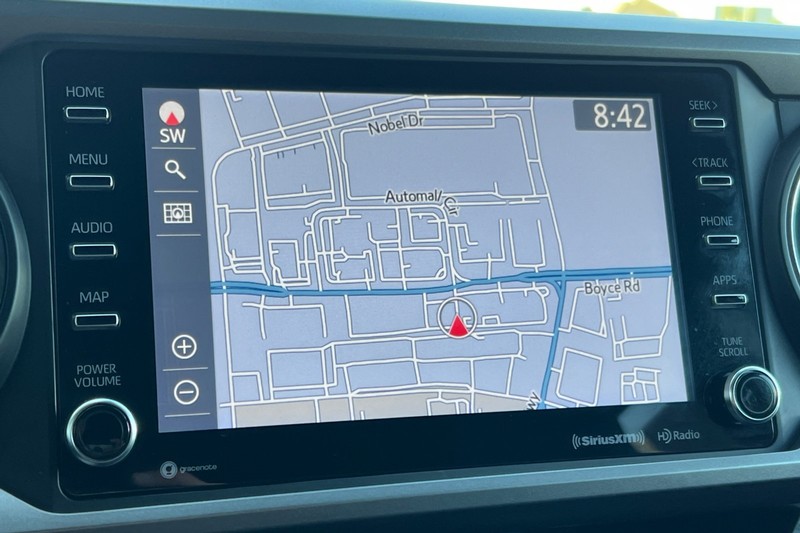 Toyota Tacoma 4WD Vehicle Full-screen Gallery Image 18