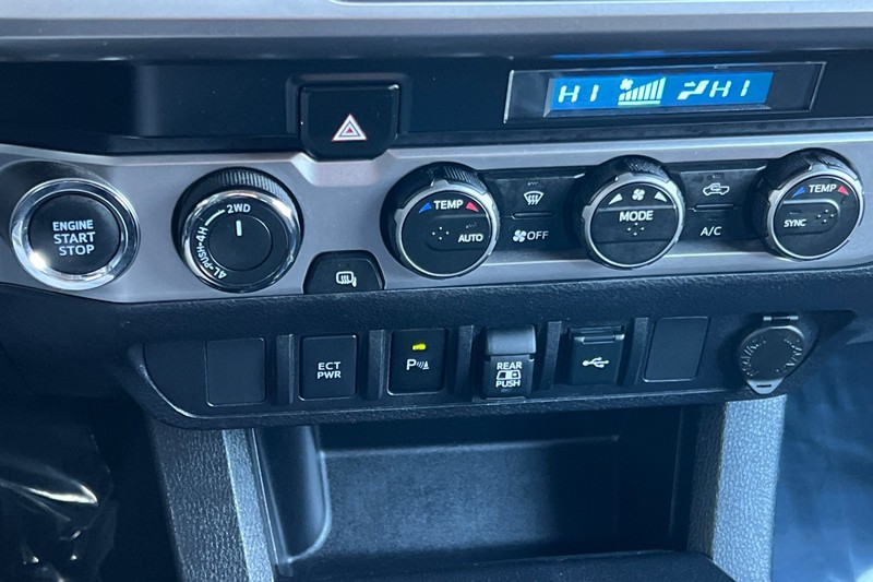 Toyota Tacoma 4WD Vehicle Full-screen Gallery Image 20