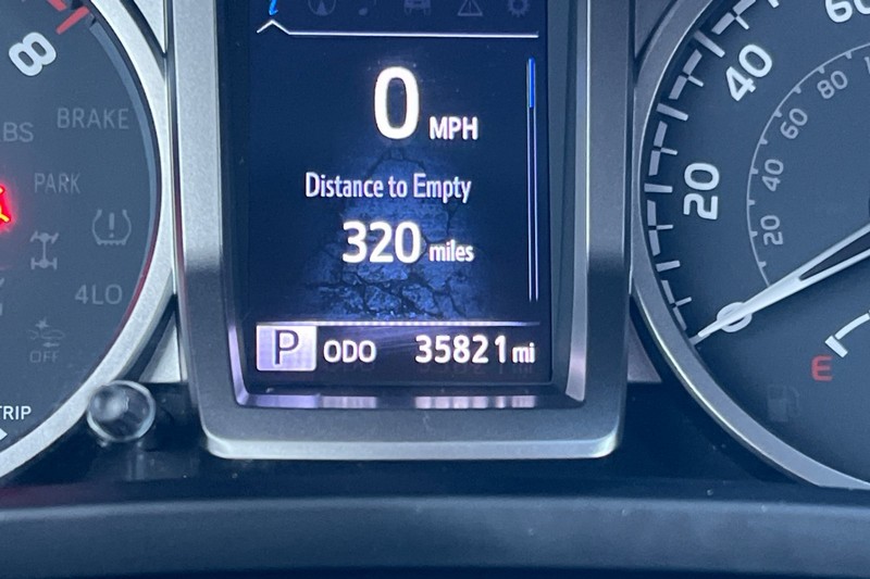 Toyota Tacoma 4WD Vehicle Full-screen Gallery Image 25