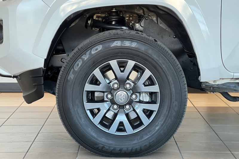 Toyota Tacoma 4WD Vehicle Full-screen Gallery Image 26