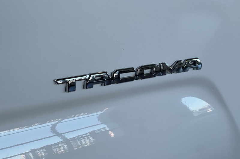 Toyota Tacoma 4WD Vehicle Full-screen Gallery Image 27