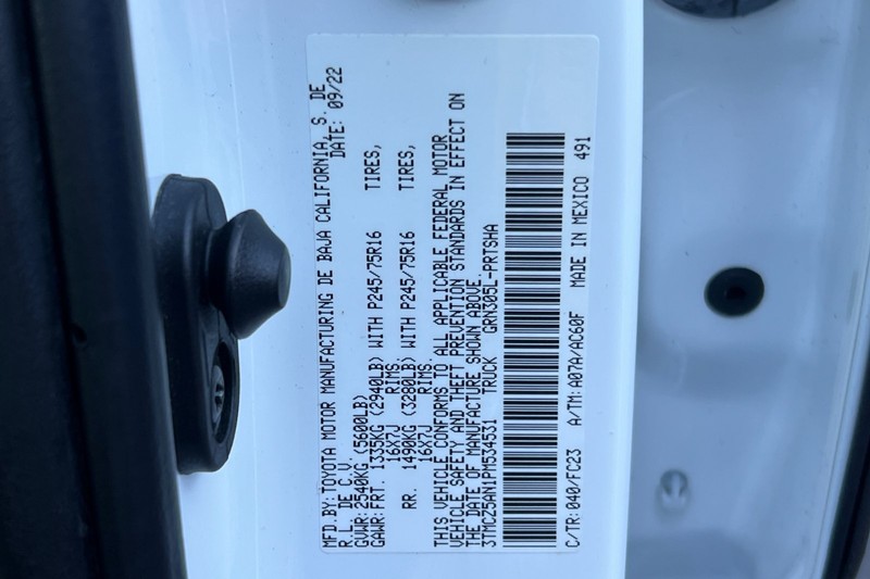 Toyota Tacoma 4WD Vehicle Full-screen Gallery Image 29