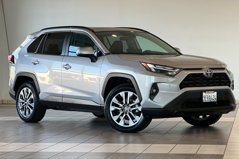 Toyota RAV4 Vehicle Full-screen Gallery Image 02