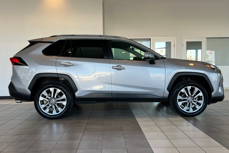 Toyota RAV4 Vehicle Full-screen Gallery Image 03