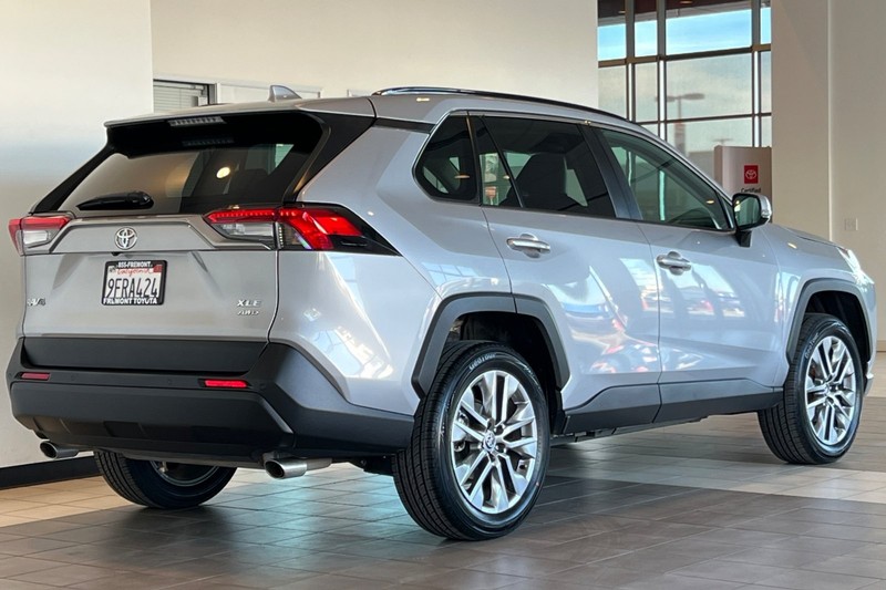 Toyota RAV4 Vehicle Full-screen Gallery Image 04