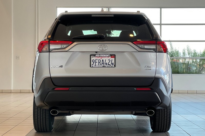 Toyota RAV4 Vehicle Full-screen Gallery Image 05