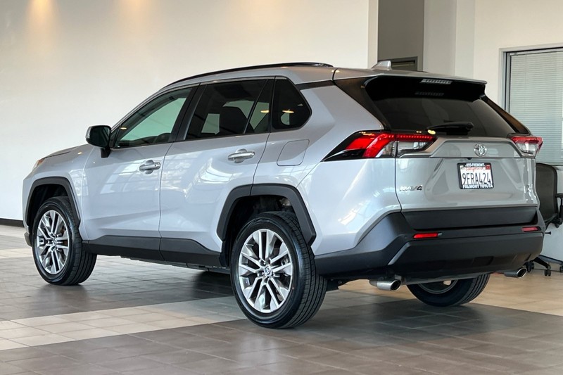 Toyota RAV4 Vehicle Full-screen Gallery Image 06