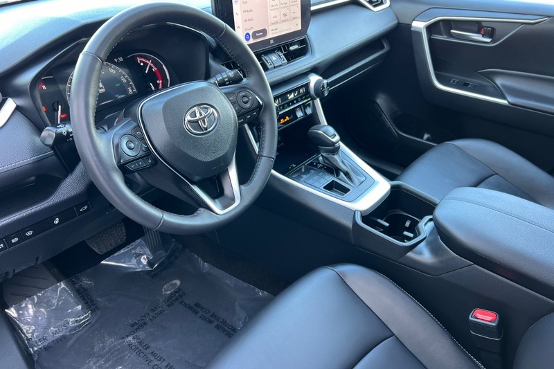 Toyota RAV4 Vehicle Full-screen Gallery Image 10