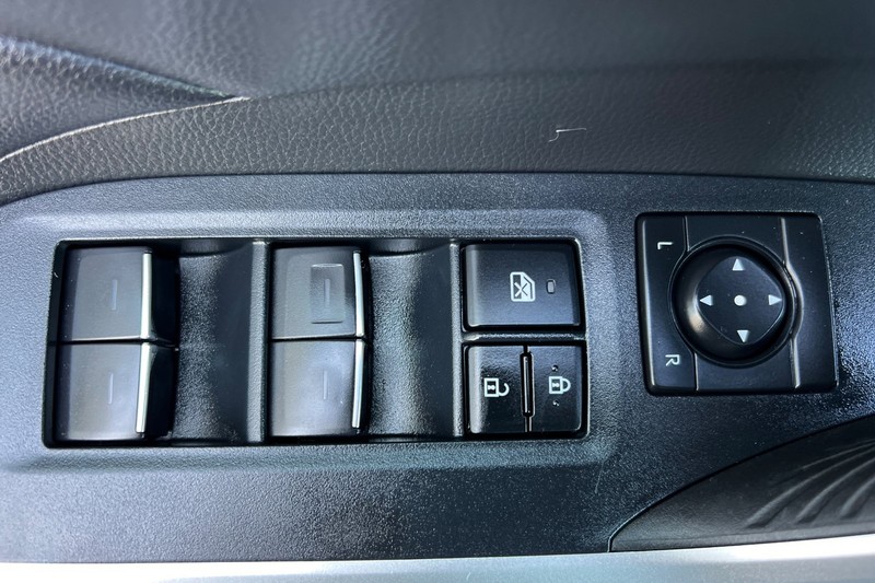 Toyota RAV4 Vehicle Full-screen Gallery Image 11